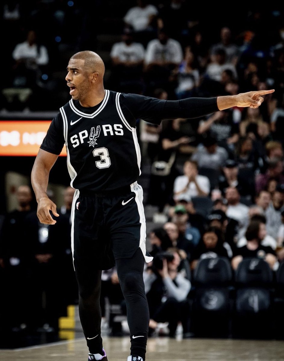 Spurs_Latam's tweet photo. 15 puntos, 13 asistencias, 4 rebotes y solo 1 pérdida. Usted diga lo que quiera, haga lo que quiera, juegue como quiera. Nosotros callamos y obedecemos.

Viejos son los trapos, Chris Paul está hecho de otra madera. https://t.co/8AYPb3IEdF
