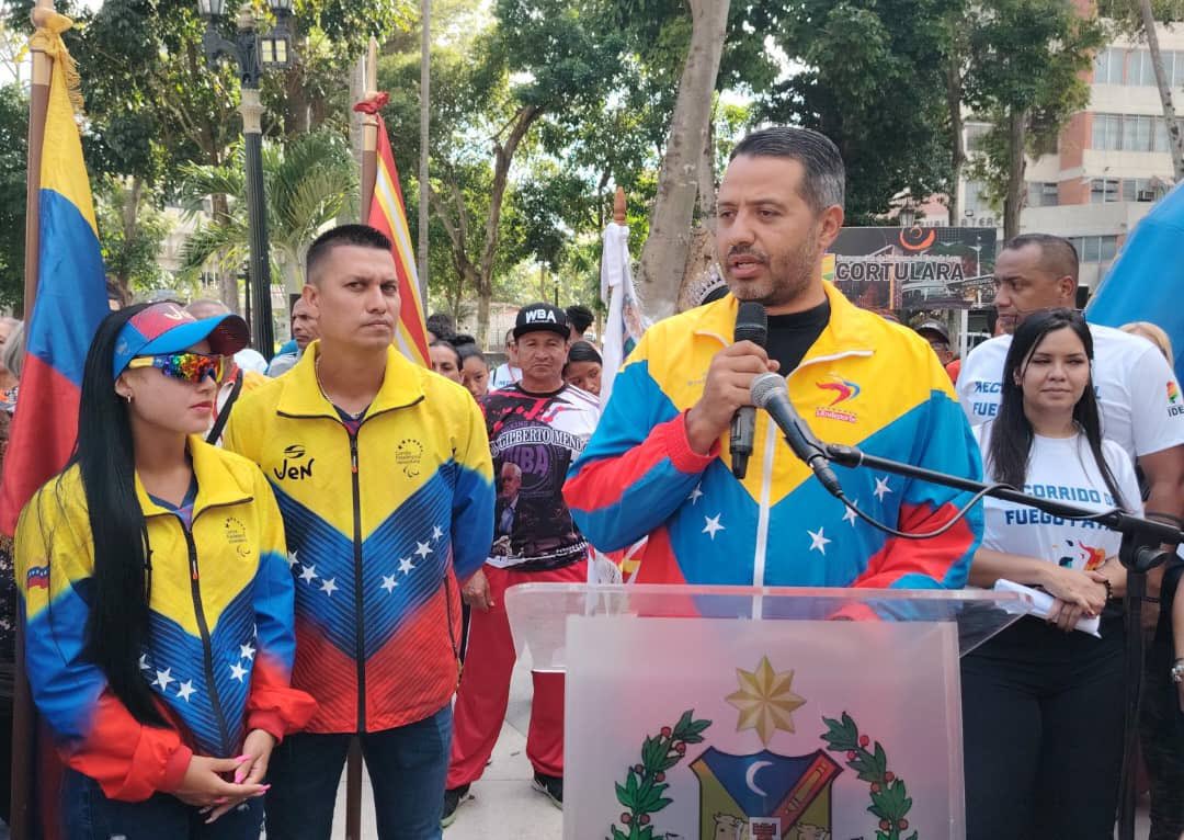 En el marco de los juegos nacional a disputarse en los próximos días en el oriente del país, el fuego patrio pasó por nuestra hermosa ciudad y fue recibido en la plaza Bolívar por los atletas que estarán al frente de nuestra delegación en tan importante competencia.