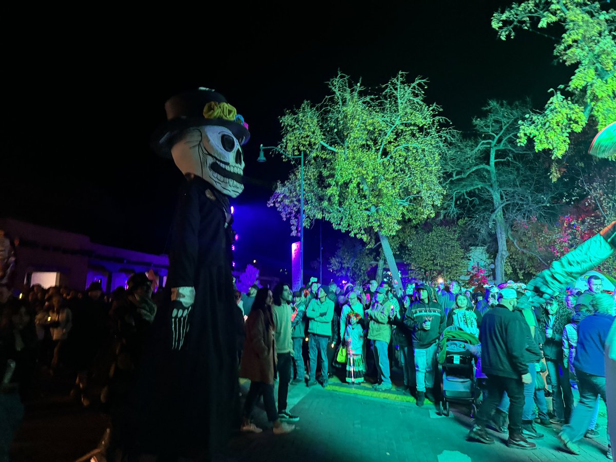 ConsulMexAlb's tweet image. 📌Gran celebración anual del Día de Muertos en Santa Fe, NM

🎥Desfile de velas con Catrinas y Mojigangas

#SantaFeNM #DíaDeLosMuertos 
#DiplomaciaPúblicaMX  
#DiplomaciaCulturalMX