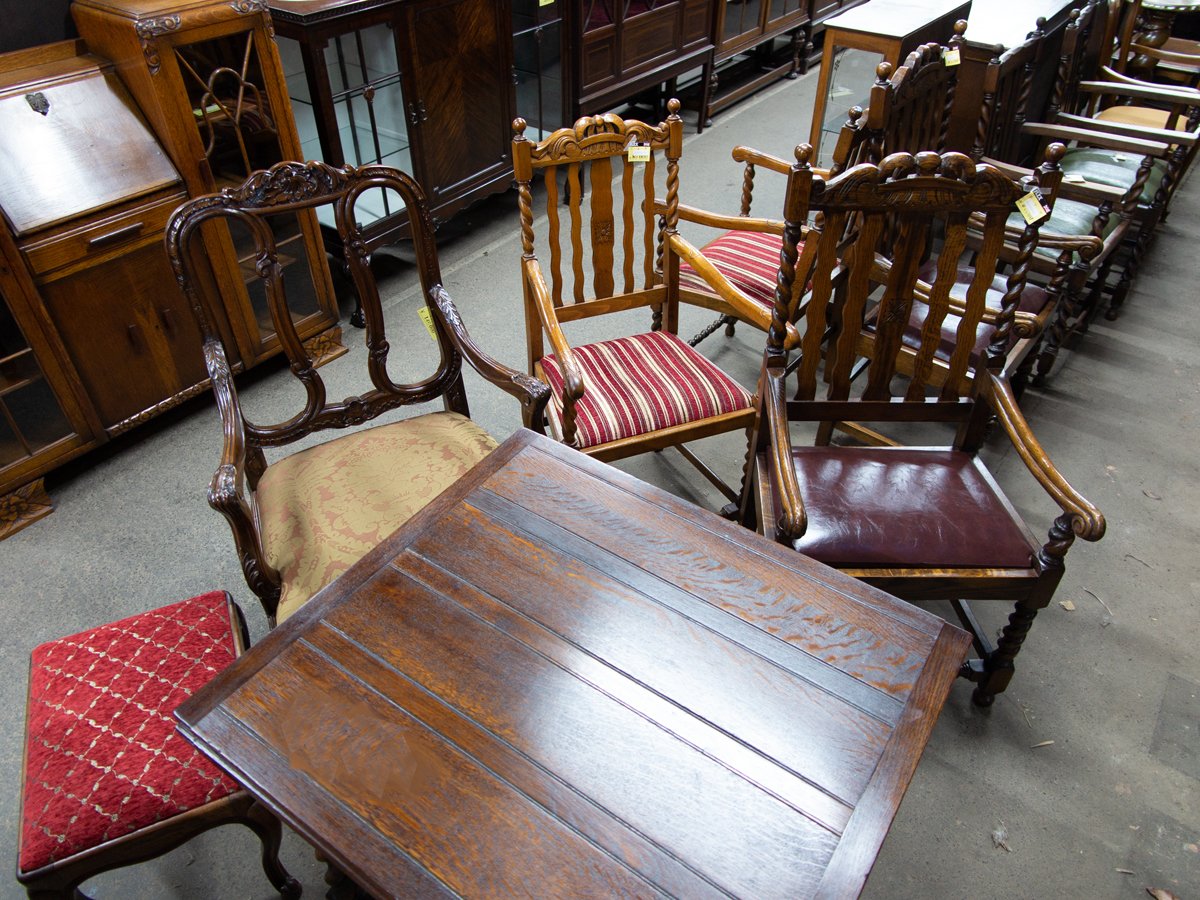 FLEX_Antiques's tweet photo. 先日より大量入荷したお品のうち、座面の張替えなどメンテナンスに時間のかかるものも順次作業が完了しております。
作業が終わったお品はネット掲載前に店頭展示しています。
この連休中も営業しておりますので、ぜひ近くにお越しの際はお立ち寄りくださいね。
#アンティーク #信楽 #アンティーク家具 https://t.co/aBc9jwLC8G