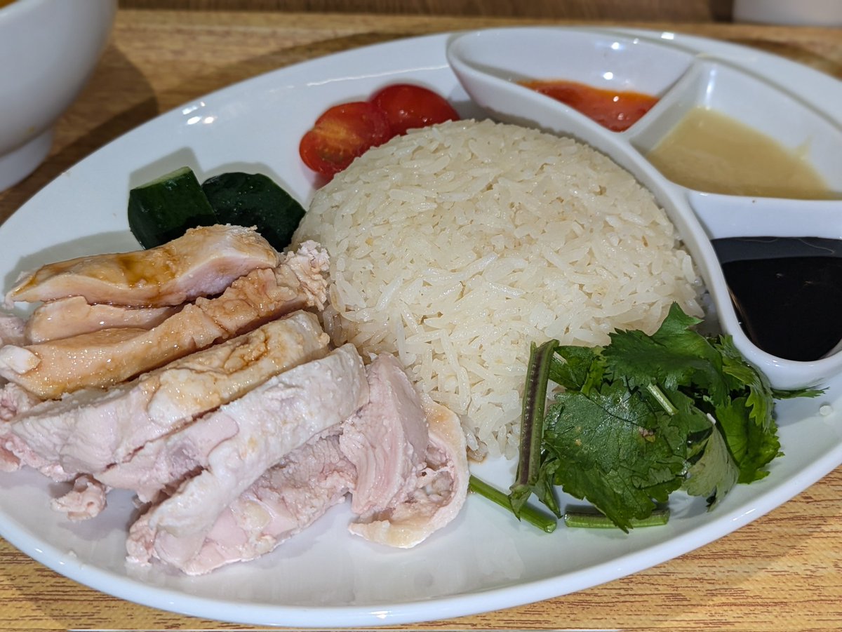yupon1226's tweet photo. うまく撮れなかつたし、まあまあでした🫡
ラクサはデザートかと思うくらい甘かった🥹
#海南鶏飯　#シンガポールライス　#ランチ　#おひるごはん　#ラクサ https://t.co/tdYkpdYrA7