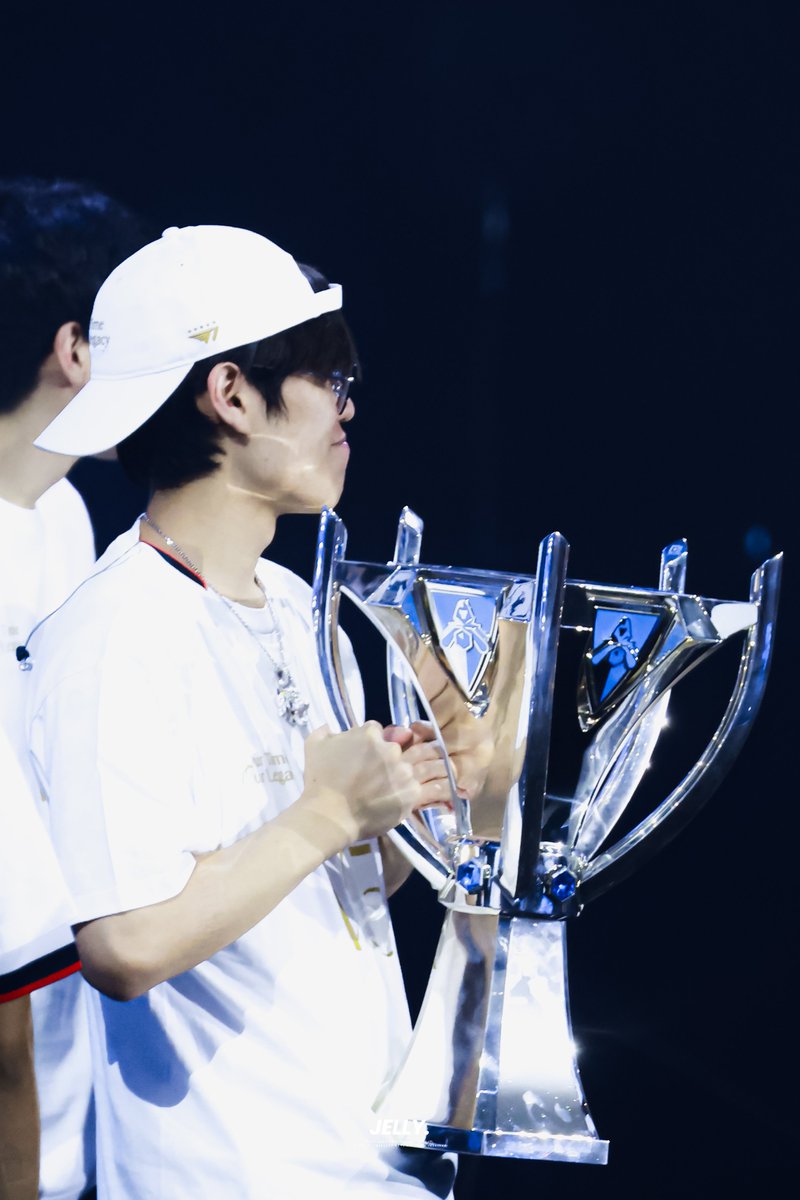 jellyoney's tweet photo. 241102 WORLDS 2024 
🏆🐯🏆

#Worlds2024  
#ONER #오너 #문현준 https://t.co/YmJrJtju1E