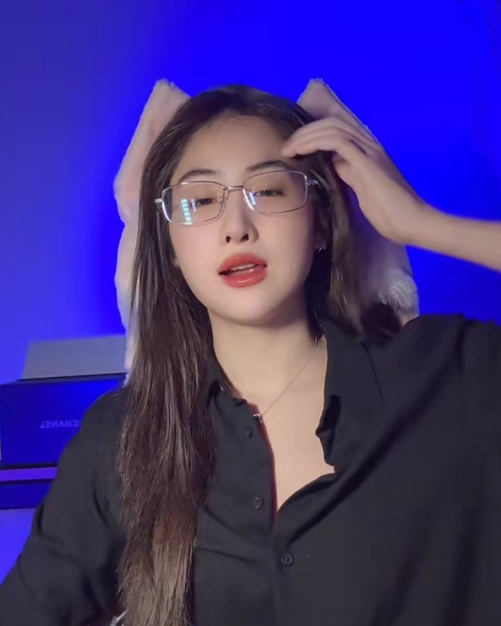 her attractiveness is on another level everytime she's wearing specs😩

#YokoApasra