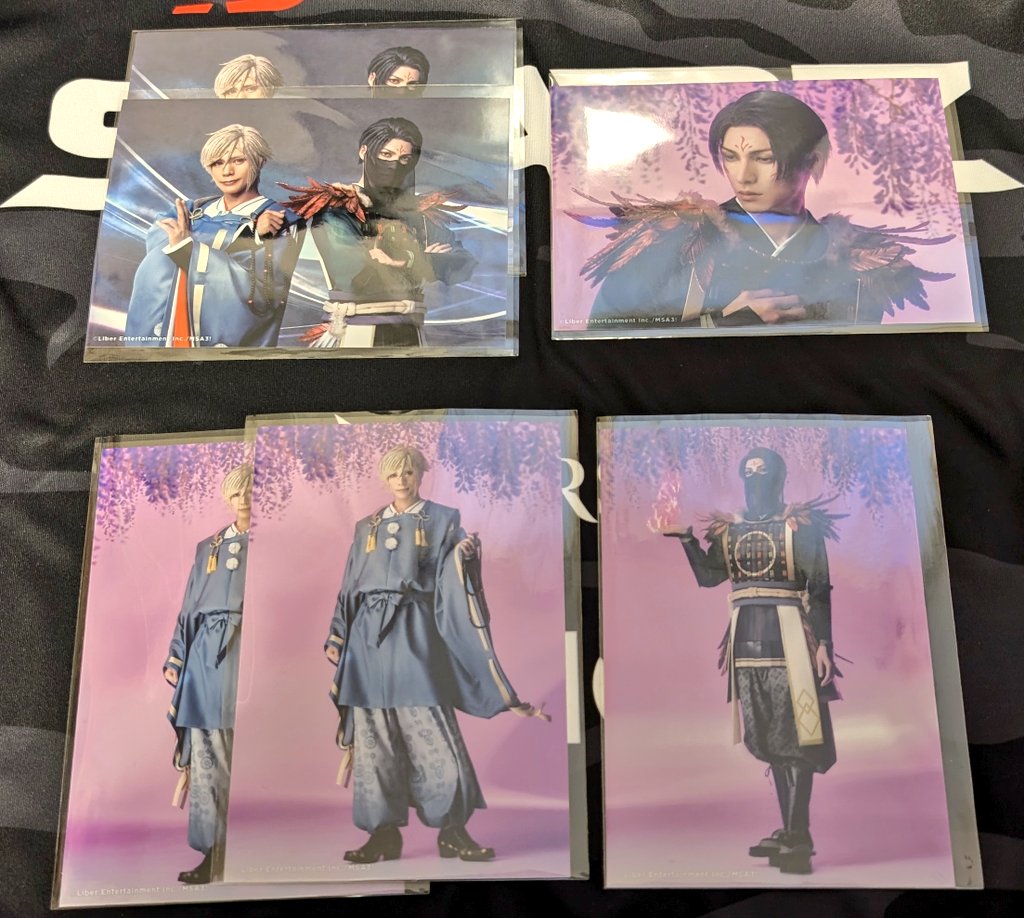 11_hika06's tweet photo. 【交換･譲渡】エーステ フォーライ アクリルスタンド チェキ風カード ブロマイド

譲→画像①～④参照

求→左京 千景 or 定価

同種での交換･纏めての取引優先
チェキ風は箔⇆箔優先･N2⇆箔1🆗
アクスタは譲渡のみ
11/3 ソワレ前、4の公演前後に現地取引

検索からでもお気軽にお声掛けください◎ https://t.co/sAztN2wOh8