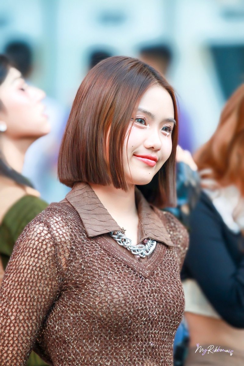 gblessin_g's tweet photo. ‘เธอมีหลากล้านเม็ดทรายทะเล อยู่บนร่างกาย 
เมื่อมองนัยตาของเธอ เจอหมอกรุ้งพร่างพราว’

Mindy Halloween Show Time

#Pangjangmindy 
#Pangjanglueykrub
#MINDY_TH
#MindyXSiamHalloween2024 https://t.co/S47o7LHsQj