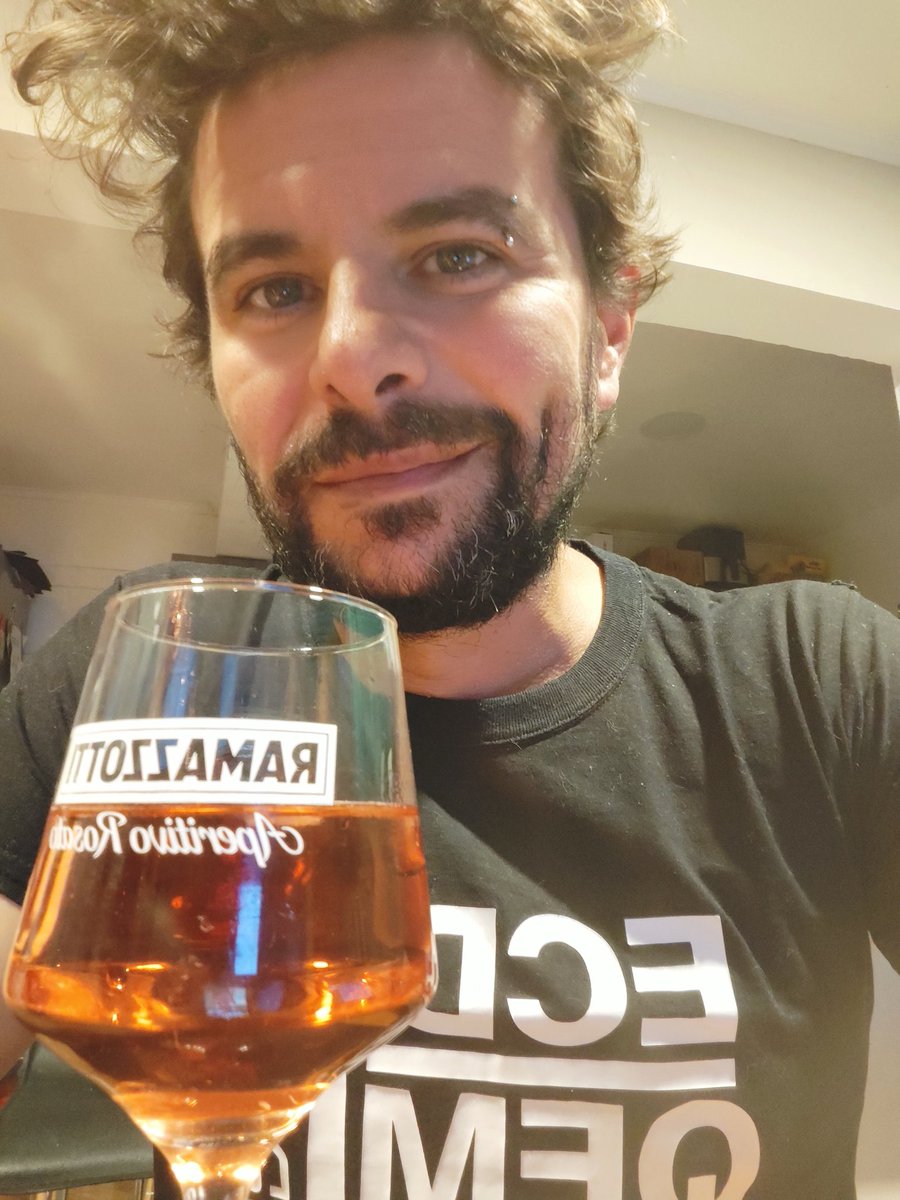 warcelo76's tweet photo. Con mi disfraz de hace 7 años... el tiempo pasa y nos vamos poniendo tecnos... 
@canaltranscom #ECDQEMSD https://t.co/voqft7VIuI