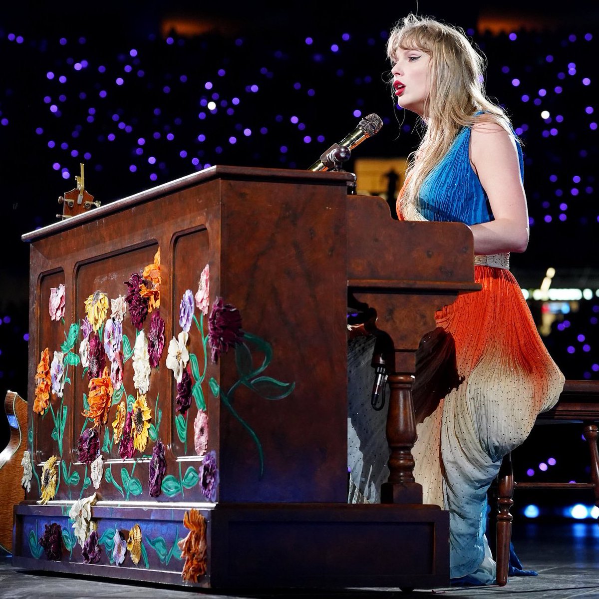 tswifterastour's tweet photo. 🚨| TAYLOR SWIFT PERFORMS A MASHUP OF "Maroon" and "cowboy like me" FOR THE ERAS TOUR IN INDIANAPOLIS! #IndyTSTheErasTour https://t.co/mbPrPoPyFg