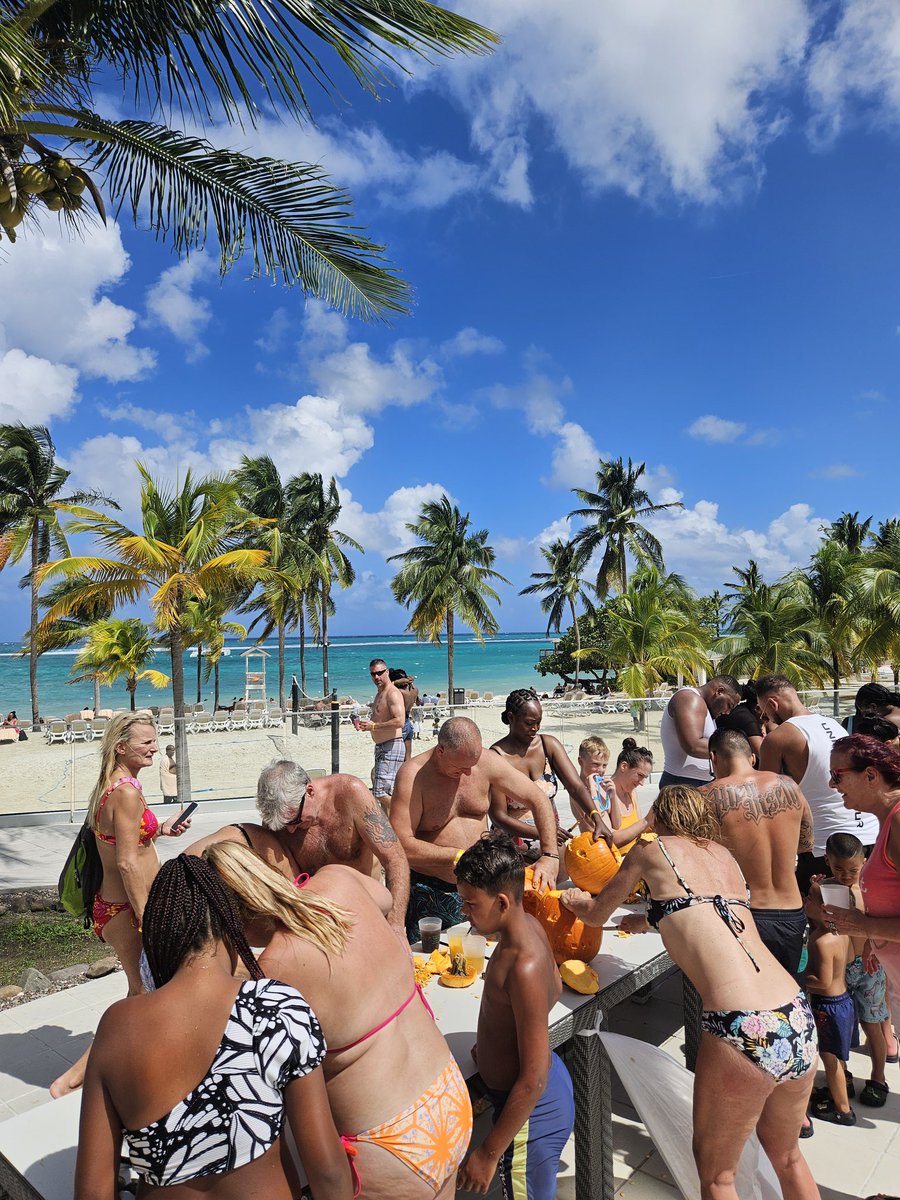 KellyFurniss3's tweet photo. Sun, Halloween, and River Cruises in Jamaica. I feel so humbled and blessed to have visited this beautiful place 🇯🇲🙏 https://t.co/Cs8LIul0Se