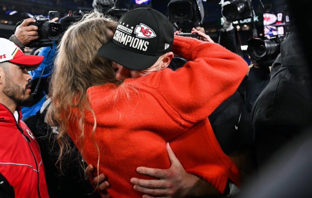 itsmeholll's tweet photo. THIS LOVE CHANGED THE PROPHECY 😭 https://t.co/MWVk0V18Nw