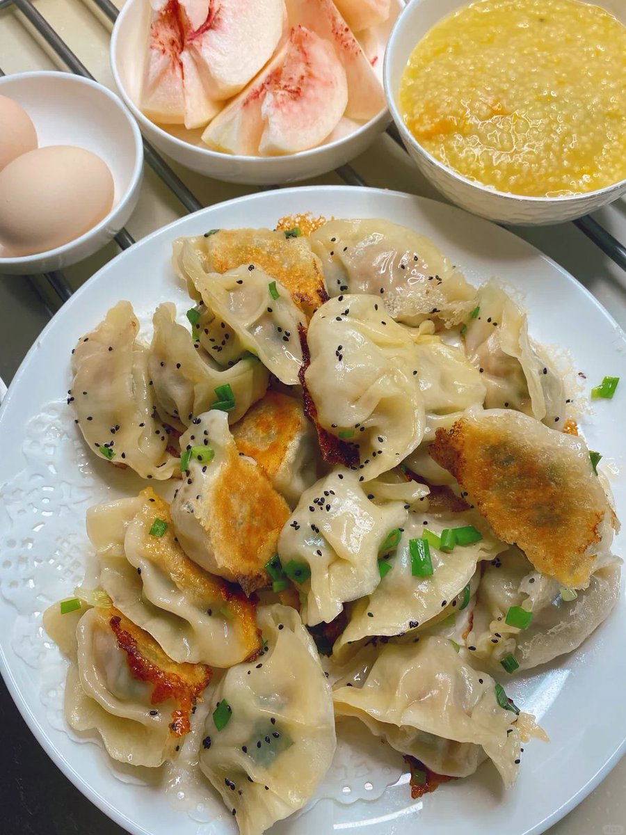 ScottAlsopp2's tweet image. 焼き餃子🥟、かぼちゃ&amp;lt;e:1&amp;gt;粟粥、卵、桃です🍑
愛に満ちた朝食を、疲れたときにもお供します!😋
#朝食は手作りです
