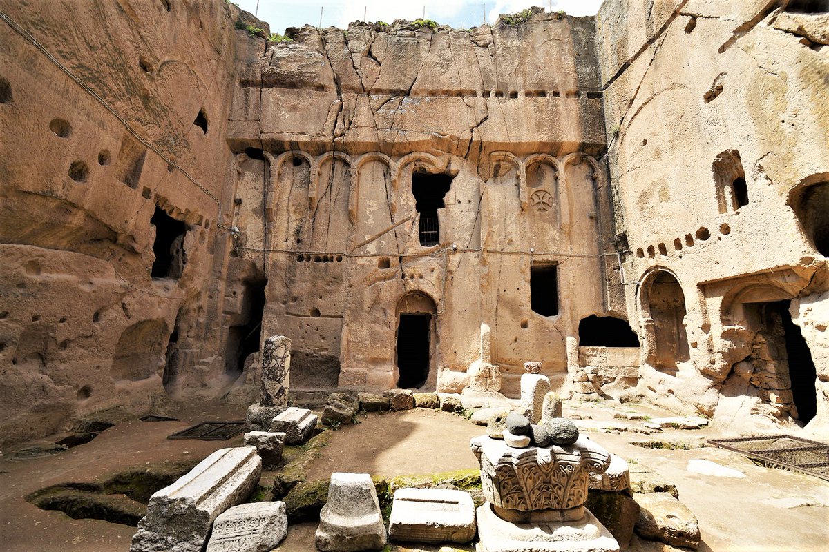 BakisTarih98565's tweet photo. Gümüşler Manastırı, Niğde ilinde, 11. yüzyılda inşa edilmiş bir kaya manastırıdır. Tüf taşına oyulmuş olup, etkileyici freskleri ve doğal güzellikleriyle dikkat çeker. Tarihi boyunca Hristiyanlık için önemli bir ibadet yeri olmuştur. #Archaeology #arkeoloji #tarih #history https://t.co/EjsZUdVpO2