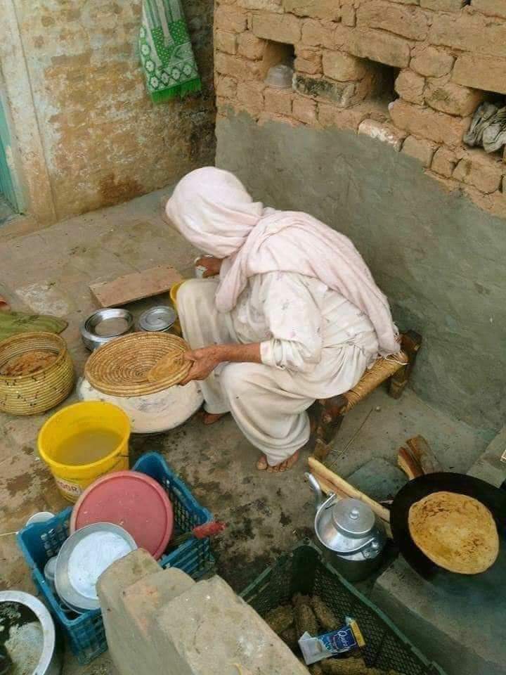 NylaZaheer1's tweet photo. عمرِ رواں کو روکیے
 آواز دیجئے
ہم پیچھے رہ گئے ہیں
 کٸی حسرتوں کے ساتھ..! https://t.co/oafXXdTofV