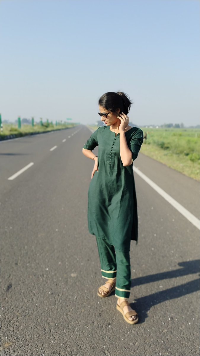 तुम पर नहीं मरते, मरते है, उन चार पर,
नाम पर, अंदाज़ पर, रूखसार पर, गुफ़्तार पर।

- नामालूम❤️‍🩹