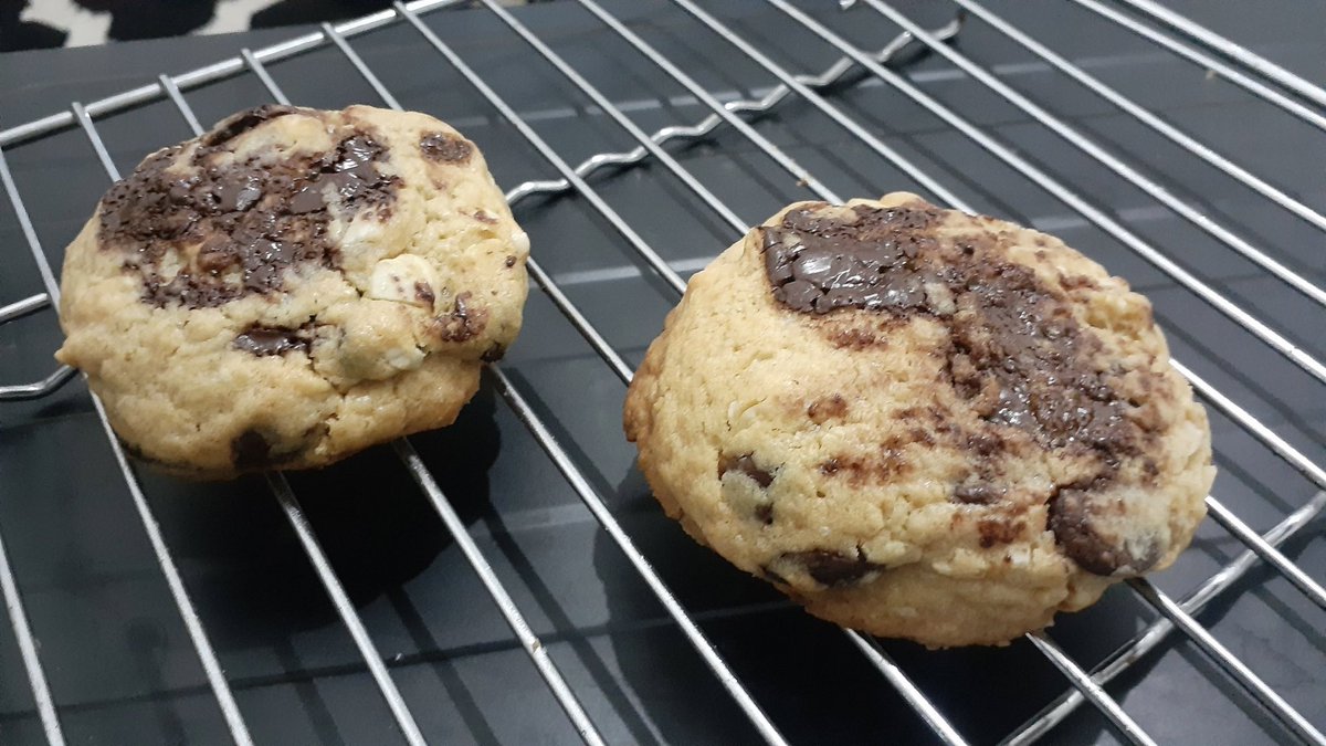 bobbateas's tweet photo. MY chocochip COOKIES JOURNEY &amp; tips membuat COOKIES yang beneran berhasil buat aku! 🍪

2021 vs 2024

Aku mau berbagi beberapa tips cara bikin cookies, biar cookies kamu bisa level up! https://t.co/FyA4KnBQK2