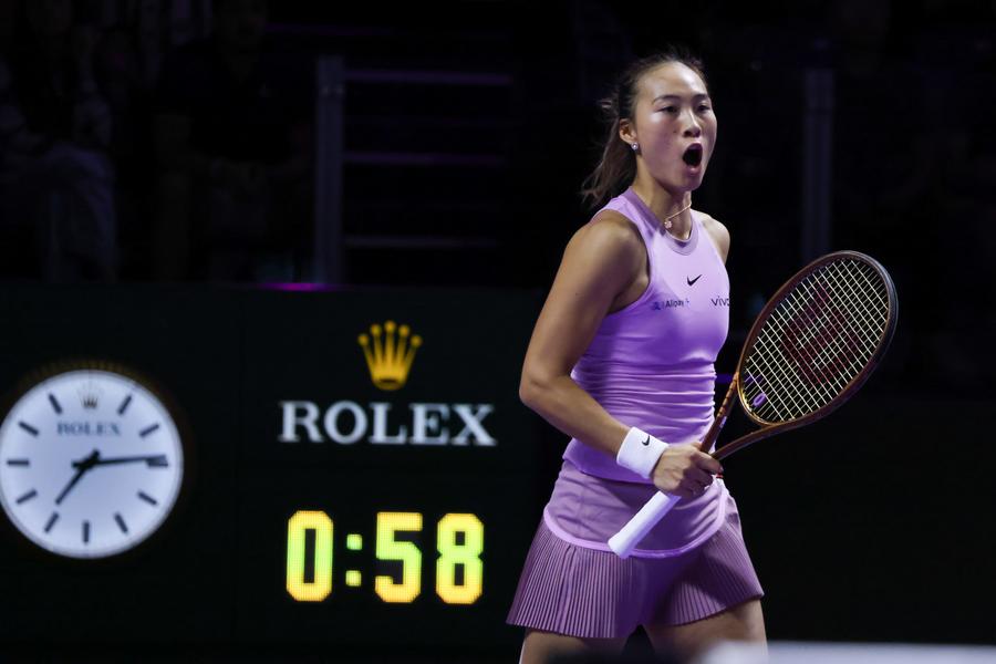 China's Olympic gold medalist Zheng Qinwen began her debut campaign at the #WTAFinalsRiyadh without securing the desired victory, falling to world No. 1 Aryna Sabalenka 6-3, 6-4 xhtxs.cn/YsD