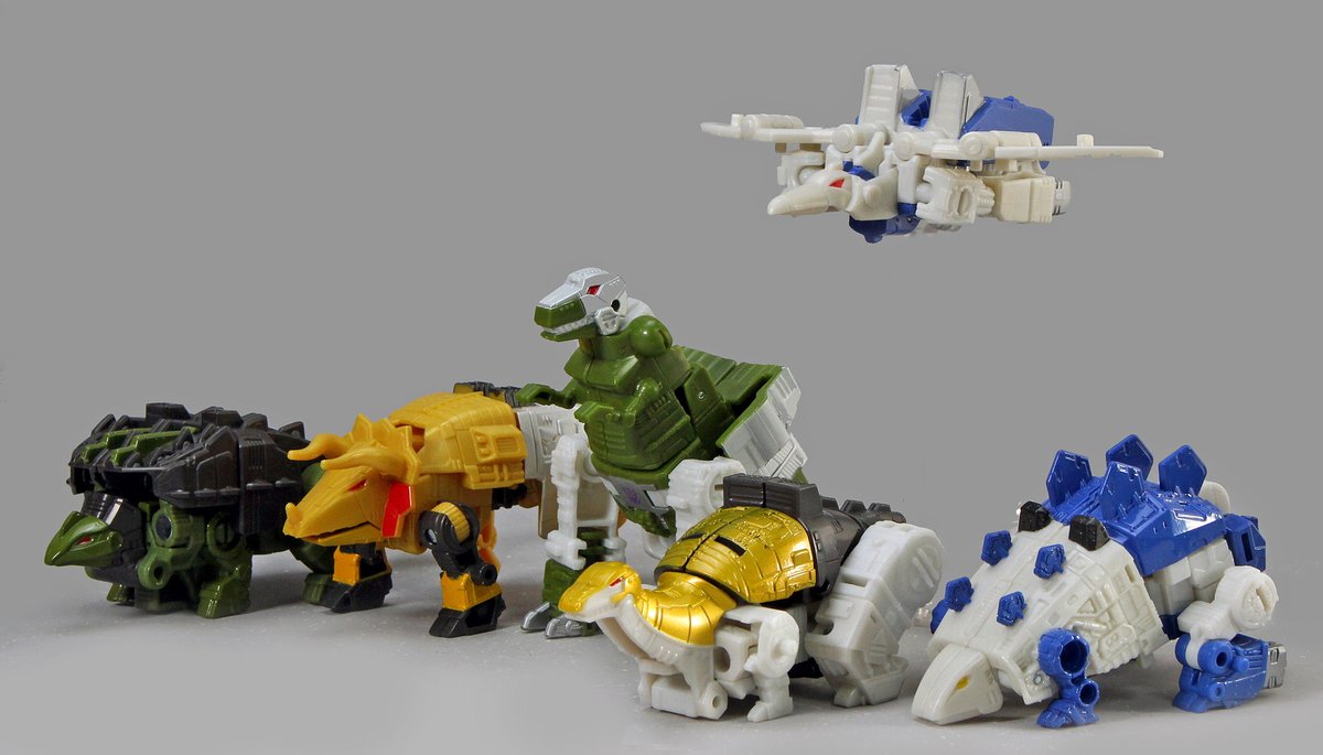 Ishikawa_sunday's tweet photo. LEGACY UNITED 「DINOBOT DINOKING MULTIPACK」

コアクラス6体が合体してダイノキングに。
変形後をアウターシェルのデザインに寄せたことでコレジャナイ感が。
その弊害は合体後も出ていて胸部のトリケラ頭の主張が強い・・・。
あと個人的にはもうちょっと大きかったらよかったなあ。 https://t.co/GtQ6z6pE2b