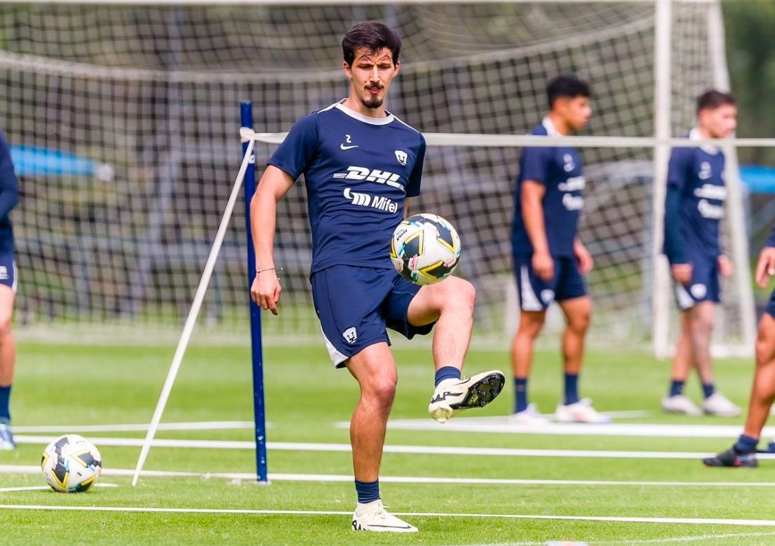 RomeoTheCaster's tweet photo. El mejor jugador de Pumas hoy. CON DIFERENCIA.

Aguantó críticas, aguantó abucheos, aguantó el hate en redes sociales y trabajó en silencio.

Hoy es inamovible en el 11 titular.

DON PABLO BENNEVENDO PEÑA. https://t.co/E4zSUdl4Ul