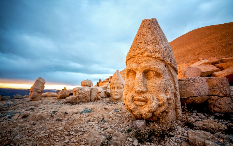 BakisTarih98565's tweet photo. Kommagene kalıntıları, Adıyaman-Malatya sınırındaki Nemrut Dağı'nda, Kommagene Krallığı'nın izlerini taşıyan M.Ö. 1. yüzyıla ait tarihi yapılardır. Nemrut Dağı’ndaki devasa heykeller ve mezar anıtı, Roma ve Pers kültürlerinin birleşimini yansıtarak zengin bir kültürel miras sunar https://t.co/IreNsdWDmL