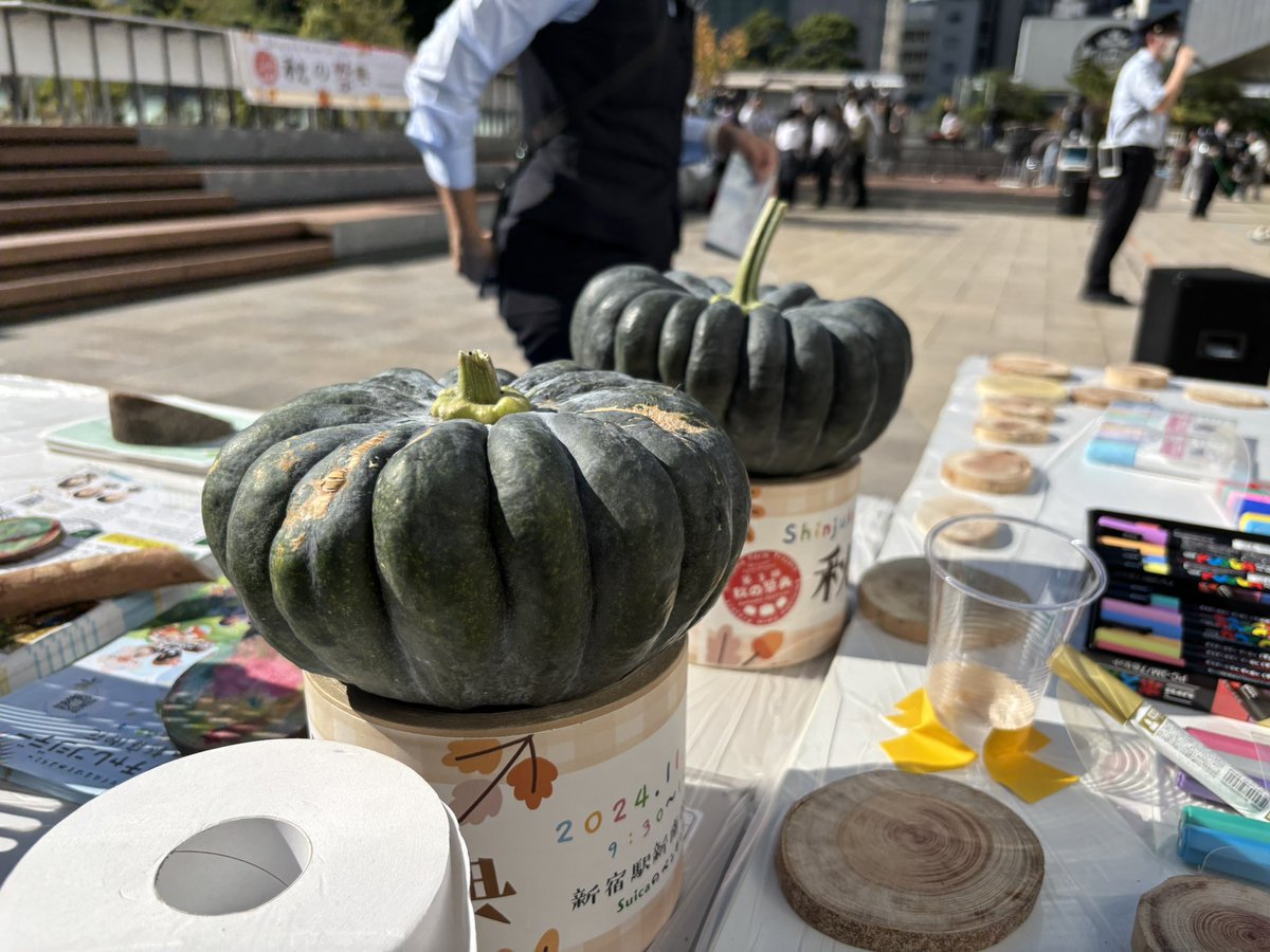 PROTOLEAF's tweet photo. 今年も内藤かぼちゃを無事に収穫🎃

新宿がたくさん詰まったイベントでは、
新宿中央公園の剪定枝に絵を描かせてもらいました！
完成したら看板の装飾につかってもらえるようです🪧プロトリーフのはわかりやすい...☺️

お越しいただいたみなさまありがとうございました〜🌱
#新宿ファーム https://t.co/Kdog2A1ymL