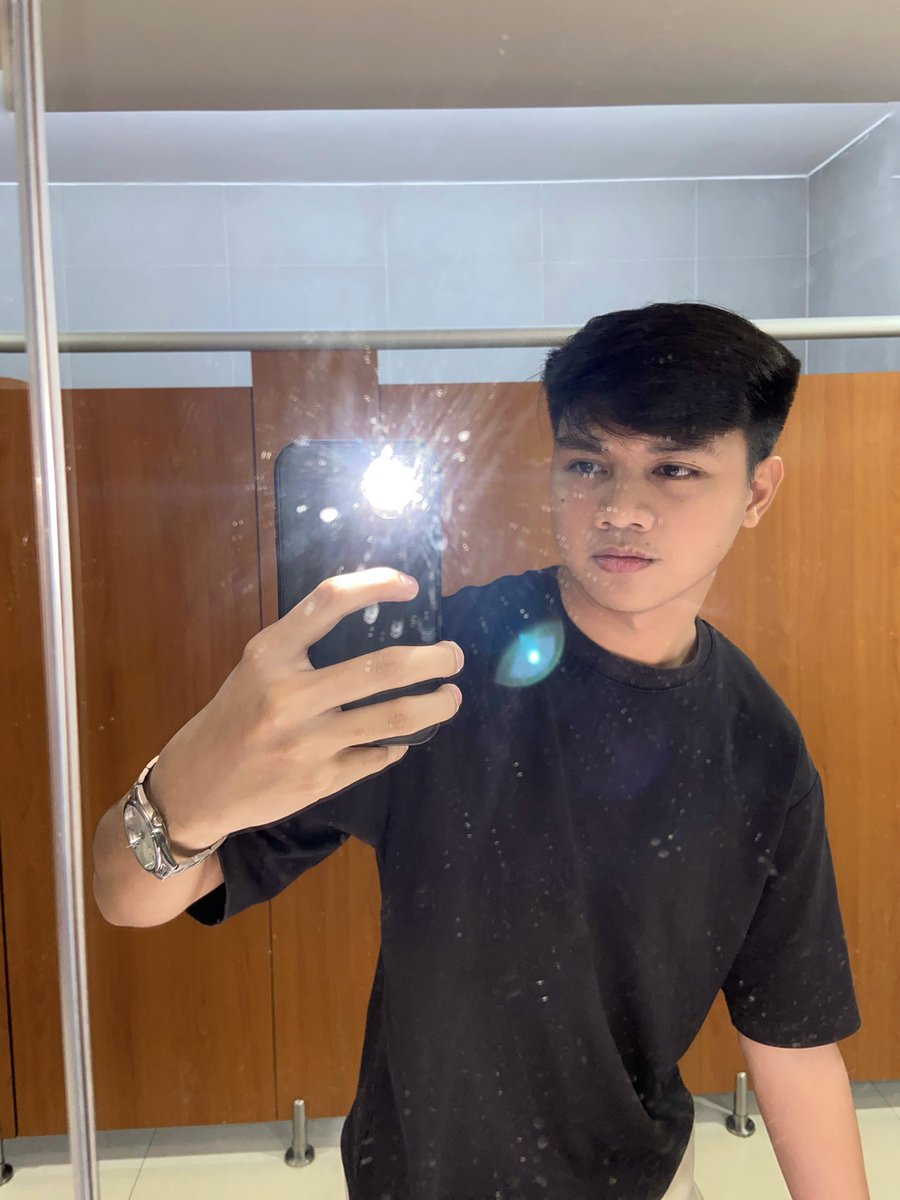 rmndb's tweet photo. having a lot of mirror selfies lately https://t.co/rQQ1F15HEj