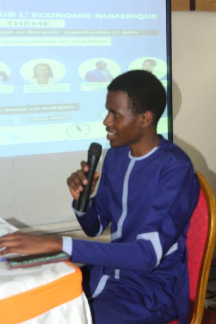 agasumonews's tweet photo. #Burundi:D'après #Oscar_RWASA,pour que le système de l'économie numérique puisse bien fonctionner,il faut que l'électricité et la connexion soient suffisantes dans tout le Pays.
@FinancesBdi https://t.co/tRBwiRtiwV