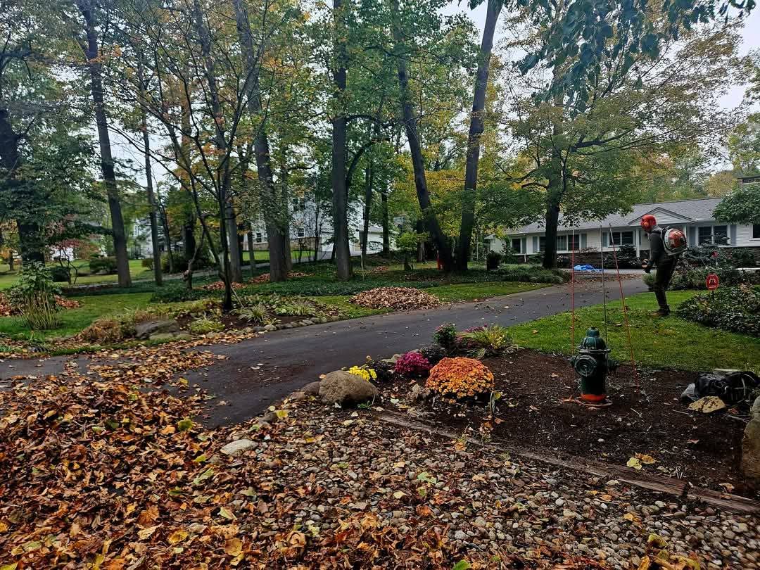 kevingoodmanBBN's tweet photo. It's not 2 late 2 schedule your fall leaf &amp;yard cleanups
Our son Danny has a few spots left 4 his Crew 2 schedule Ur clean up
@DGPicturePerfect Instagram
#Landscaping  #TheHeights #FallLeafCleanUp #ChagrinValley
Schedule Your Fall Leaf 🍂 Cleanup Now 
Free Estimate 216.440.5449 https://t.co/H4UeYVhtqT