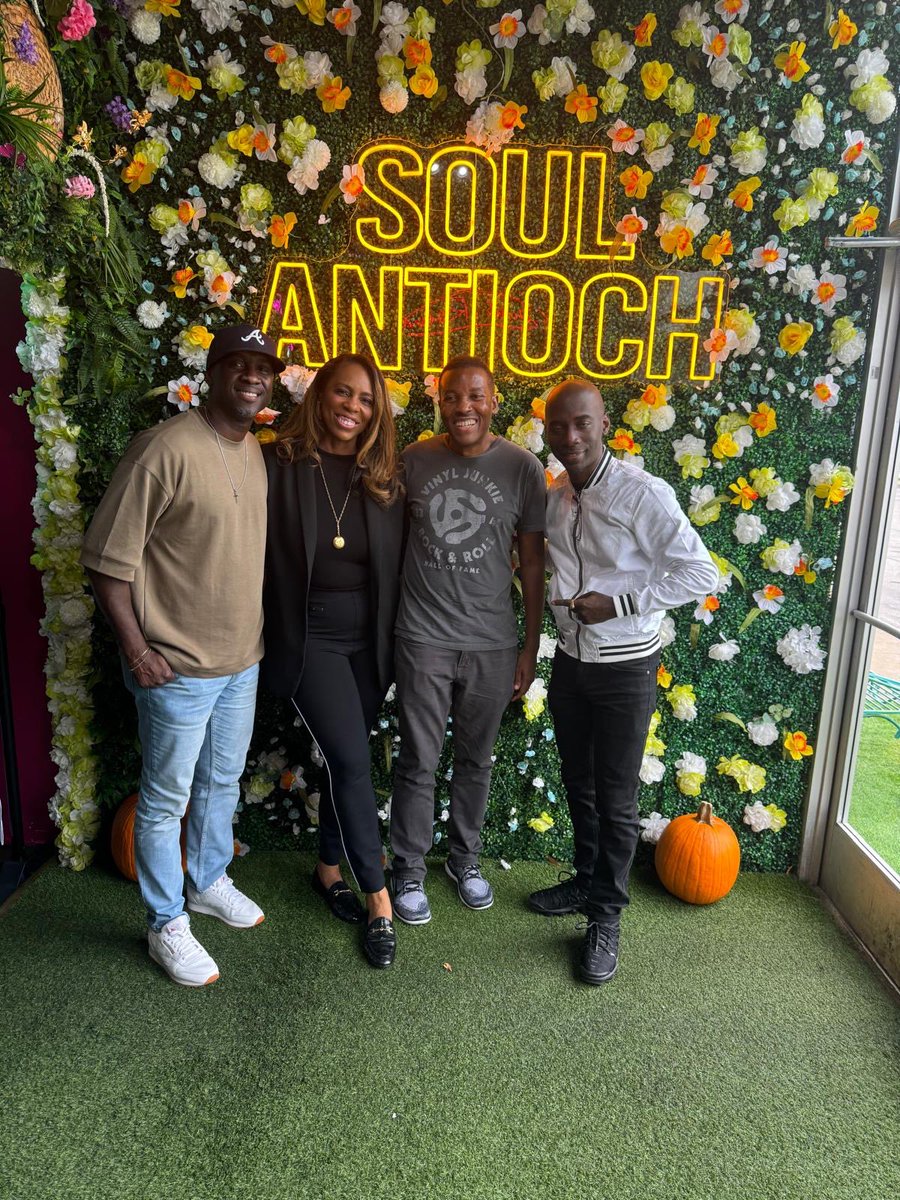 In Nashville with friends Claudius Craig, Eboni Funderburk, Bill Carpenter, and Caribbean artist Sherwin Gardner at a gospel industry event. Great time had by all 🤣 #SoulAntioch #GospelMusic