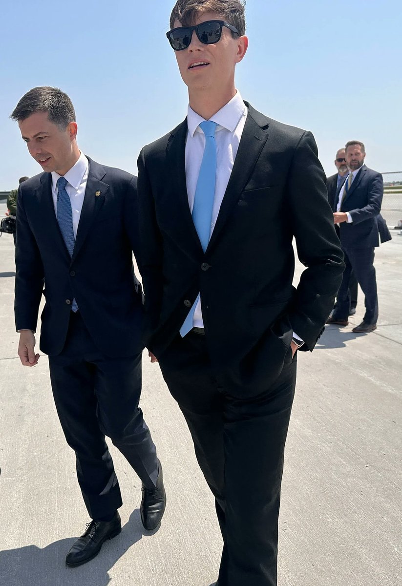 nerdypursuit's tweet photo. Ya know, if you wanna flip Iowa blue, you gotta deploy Pete Buttigieg and Rob Sand 😎

#HarrisWalz2024 https://t.co/c0PxBPRSpv