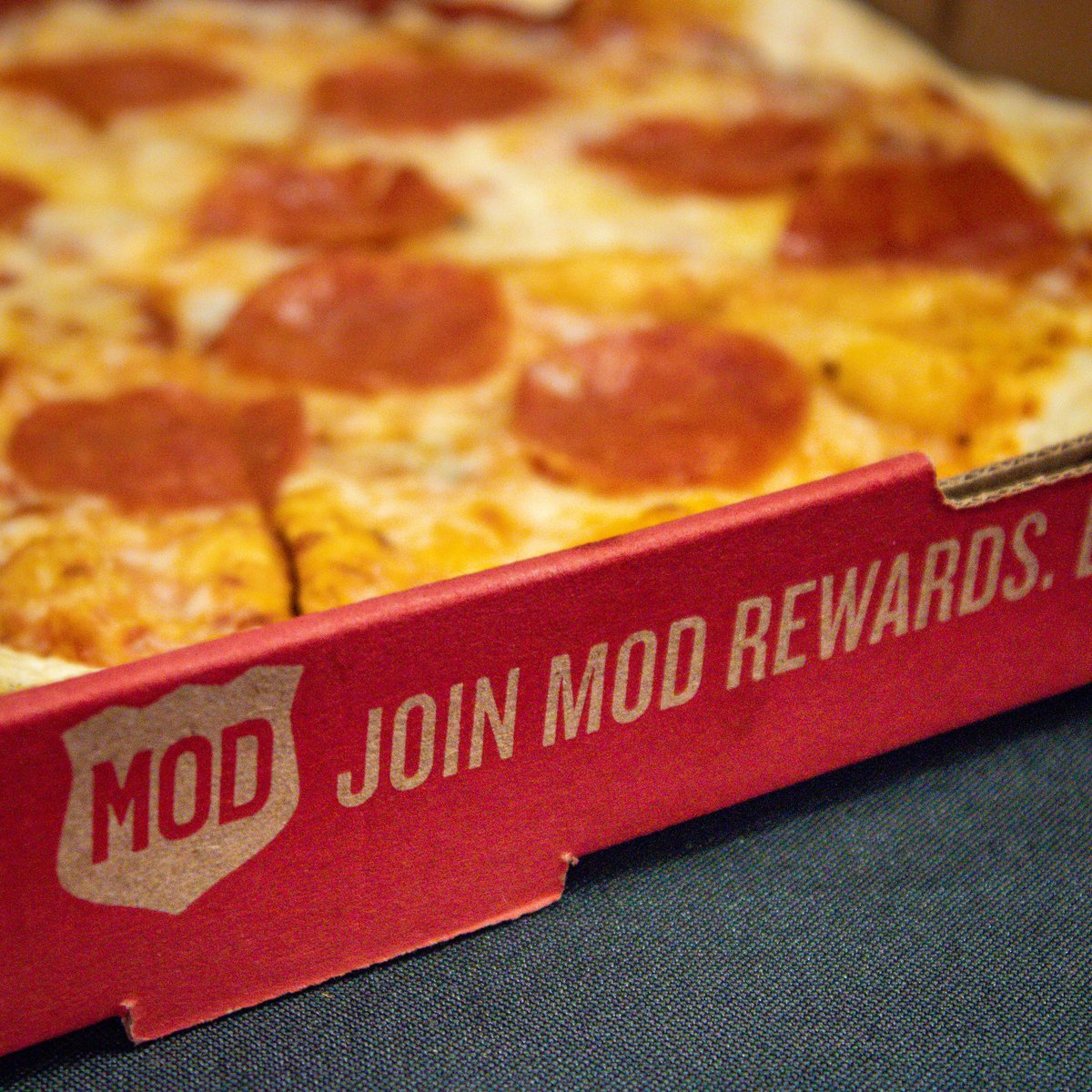 ROKesports's tweet photo. Thank you so much to Mod Pizza for sponsoring some pizza pies for our players tonight! 🙏🏼 Nothings makes a better pair than gaming & pizza. 🍕🎮
Happy Saturday Raiders!
#modpizza @MrTastings @MODPizza #ESPORTS https://t.co/tcD38TxDDg