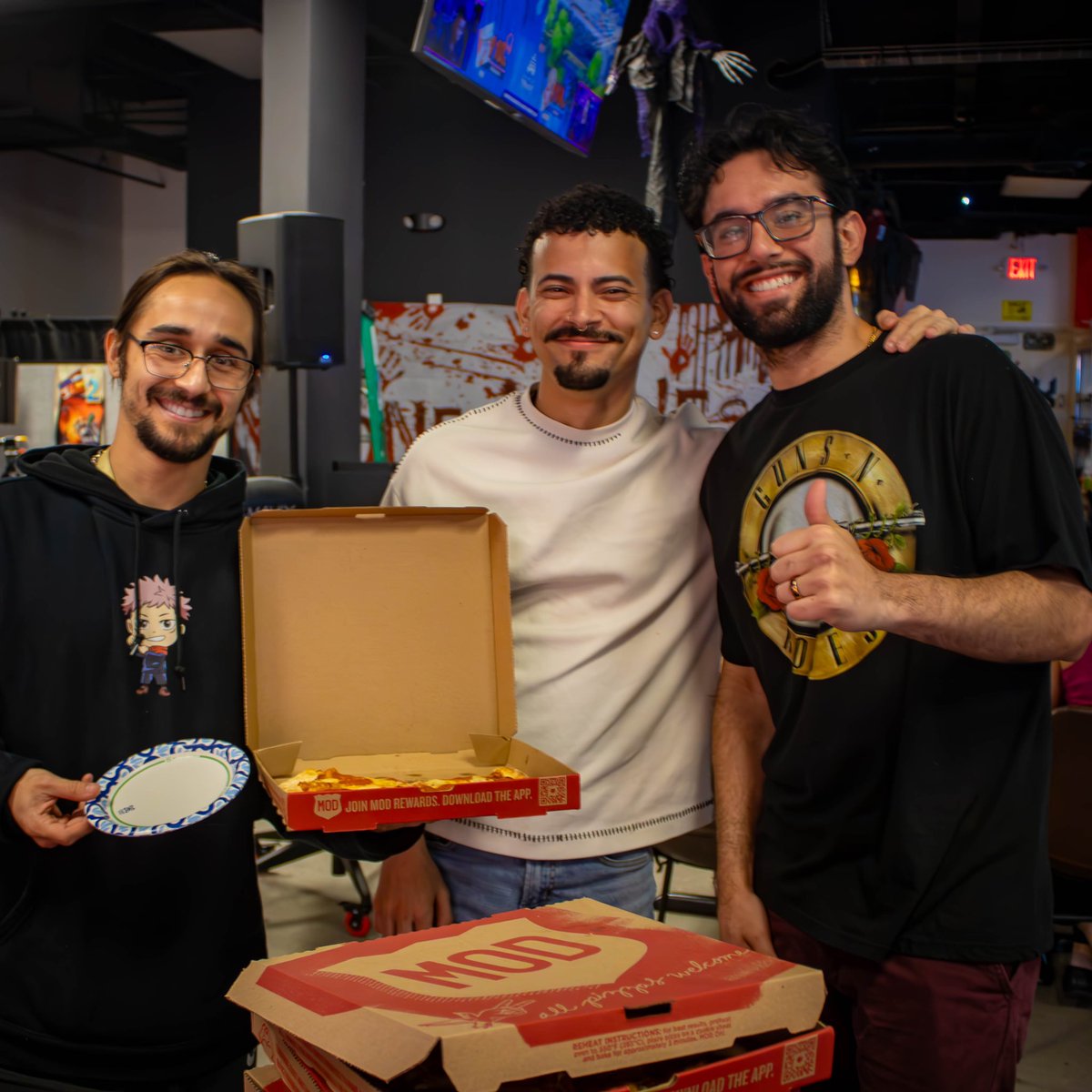 ROKesports's tweet photo. Thank you so much to Mod Pizza for sponsoring some pizza pies for our players tonight! 🙏🏼 Nothings makes a better pair than gaming & pizza. 🍕🎮
Happy Saturday Raiders!
#modpizza @MrTastings @MODPizza #ESPORTS https://t.co/tcD38TxDDg