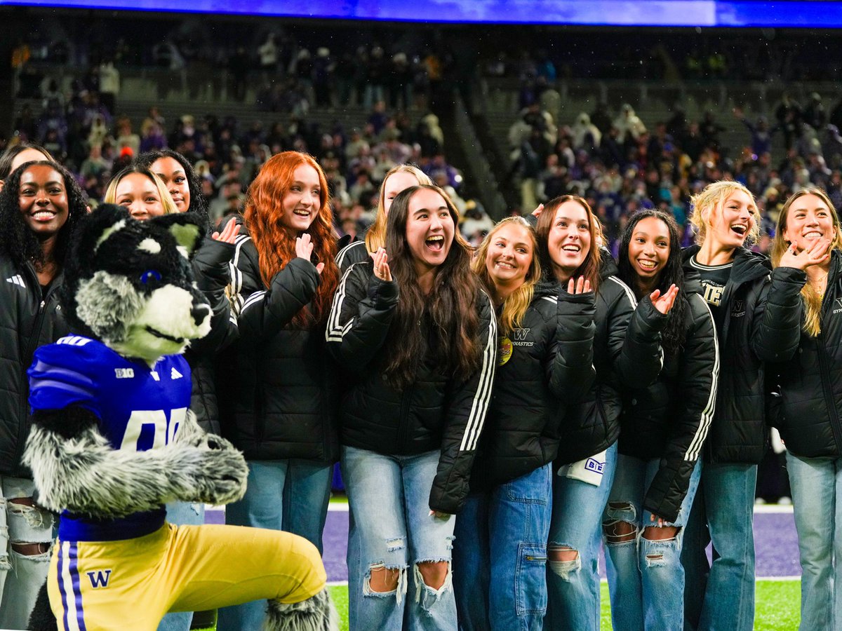 UWGymnastics's tweet image. Just smile and wave, GymDawgs, smile and wave😁👋

#MontlakeMentality x #GoHuskies