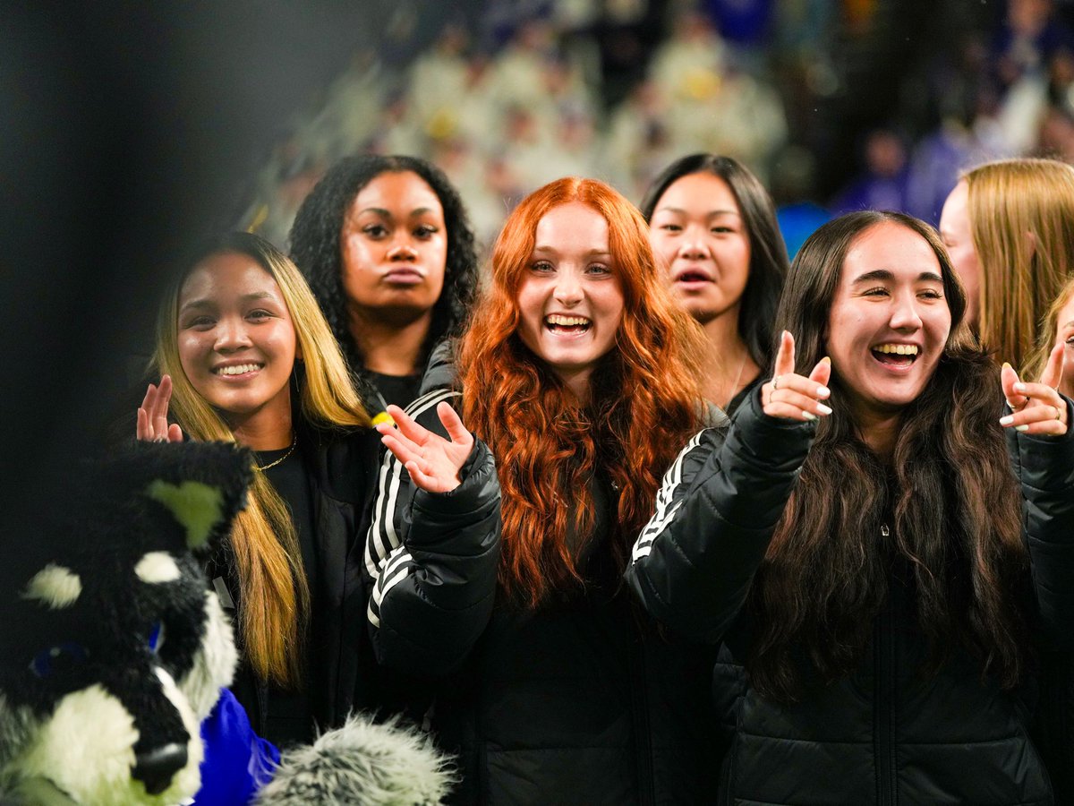 UWGymnastics's tweet image. Just smile and wave, GymDawgs, smile and wave😁👋

#MontlakeMentality x #GoHuskies