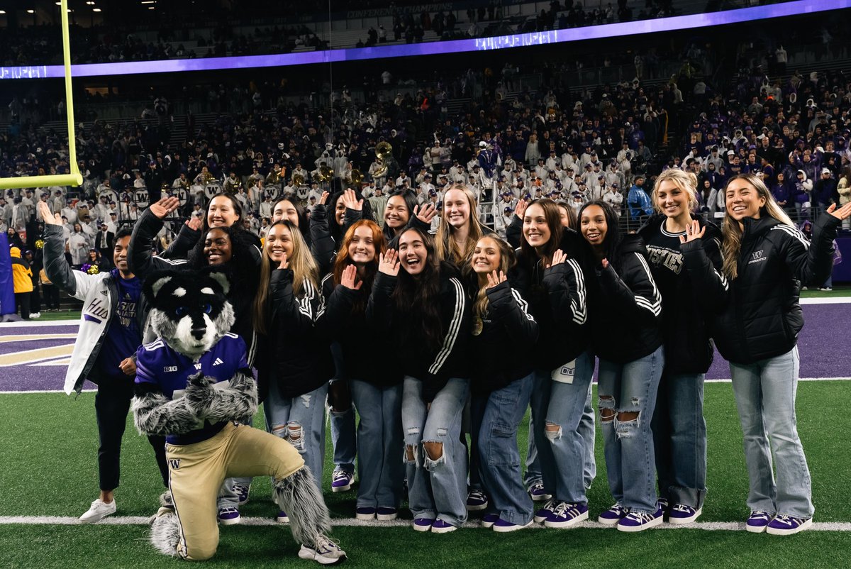 UWGymnastics's tweet image. Just smile and wave, GymDawgs, smile and wave😁👋

#MontlakeMentality x #GoHuskies