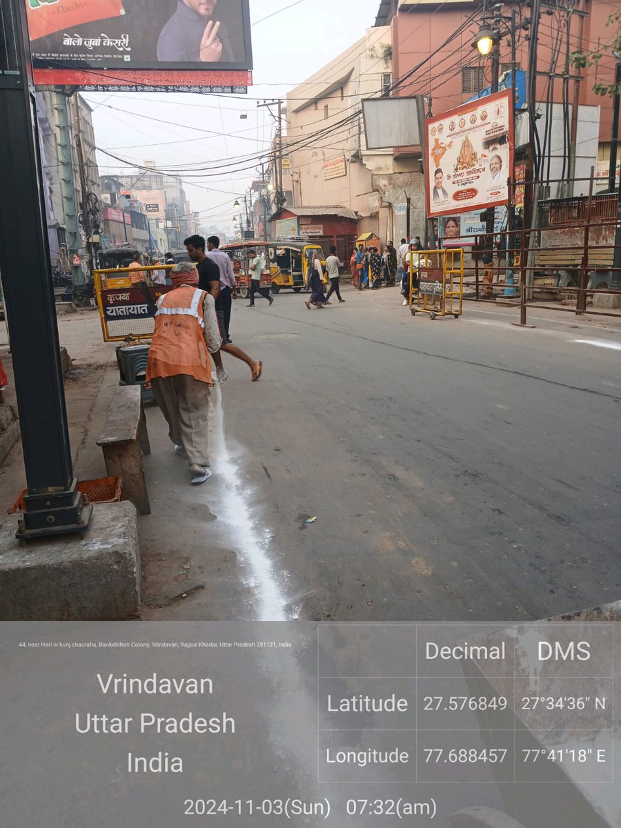 NVrindavan's tweet image. #यम द्वितीया/भाई दूज के शुभ अवसर पर स्वच्छता को संकल्पित सफाई मित्रों द्वारा विशेष सफाई अभियान चलाकर घाटों की ओर जाने वाले सभी मार्गो , तिराहे/चौराहों ,प्रमुख मार्गो व स्थानों पर चूना डलवाया गया।
#swachhdipawali
@SBMUrbanUP
@SBM_UP
@NagarVikas_UP
@rituias2003
@IASshashank10