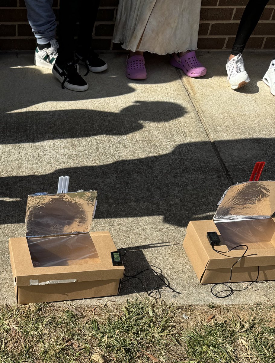 3rd grade #ESLEngineers checking the temperature on their solar oven prior to modifying it with an insulating material. How much warmer will it get? <a href="/BrentwoodMESE/">Brentwood Magnet Elementary School of Engineering</a>
