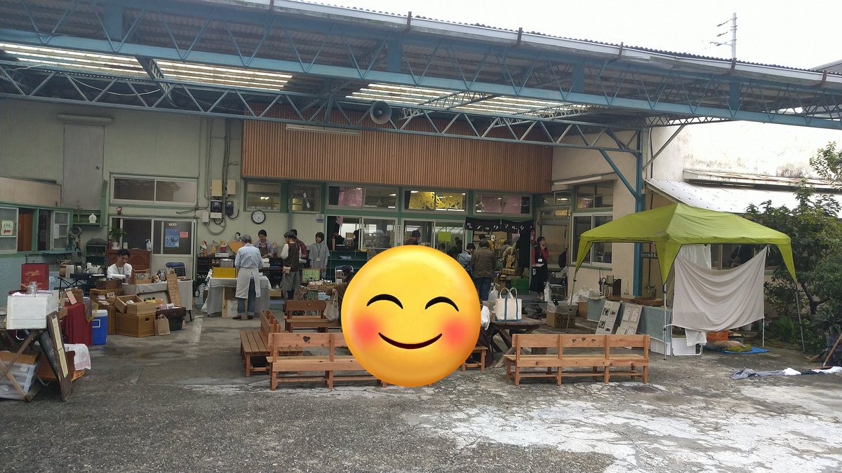 akinator23's tweet photo. 松山市の和光会館での松山ブックマルシェ。大雨通過後だったが、出店多数でぐるぐる回ると気になる本が見つかり、いくつか購入。マルシェも色々。11/3日祝迄(10-17時)。再来週の滑川ブックキャンプのチラシもあった。

隣の元シアターねこはからっぽになりテナント募集中。 https://t.co/3AMDxnYVWT