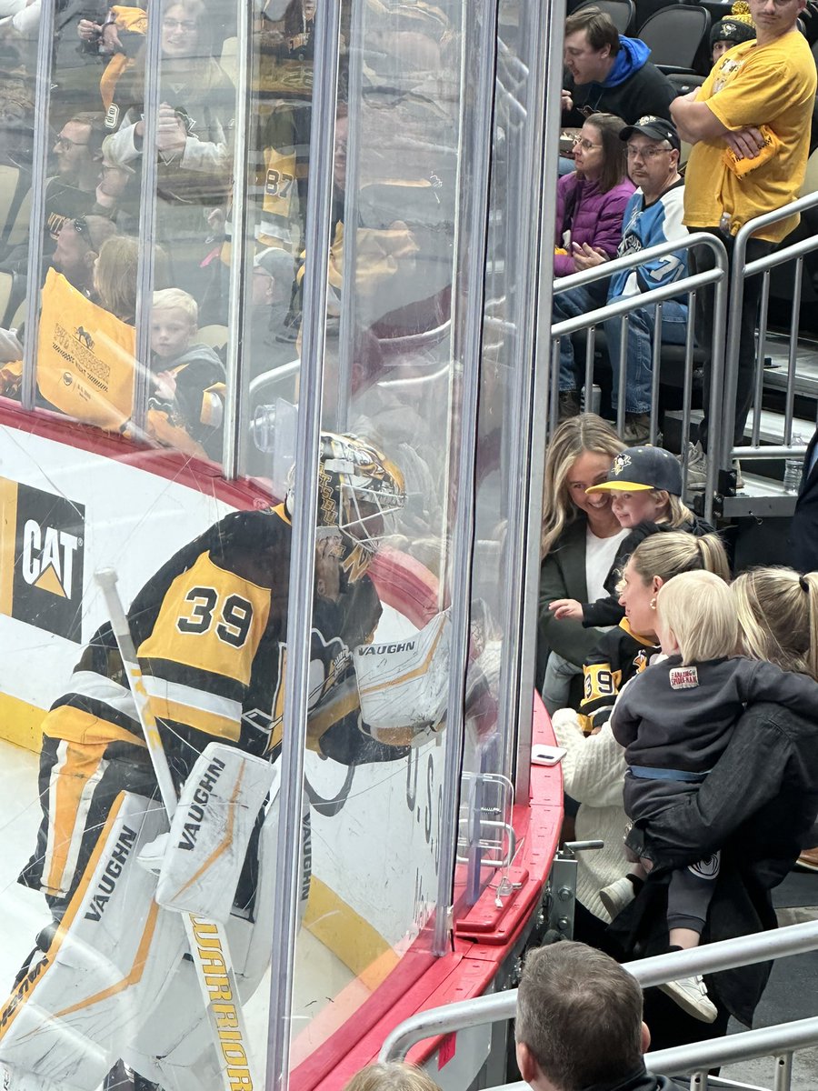 Kimmick2's tweet photo. @SNPittsburgh caught this moment of Ned at the boreds in pregame! https://t.co/tzqoecQyhC