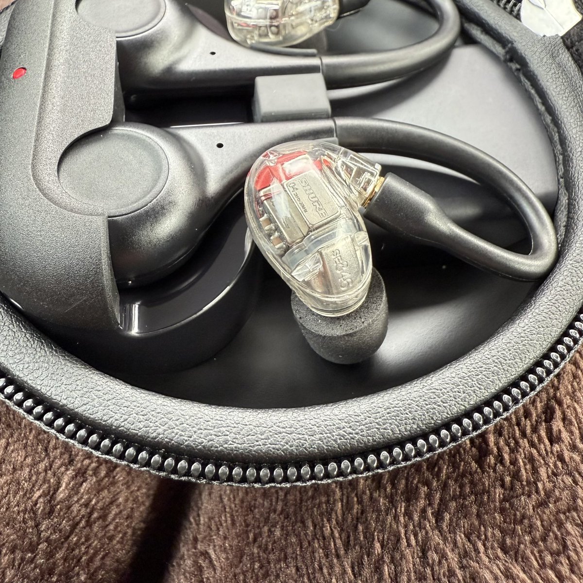 cyber5150's tweet image. SHURE RMCE-TW2 到着
セットにするのはもちろんSE846

SHURE SE846 + RMCE-TW2
Bright Nozzle / Comply Soft Form Earpad

#shure #aonic #se846