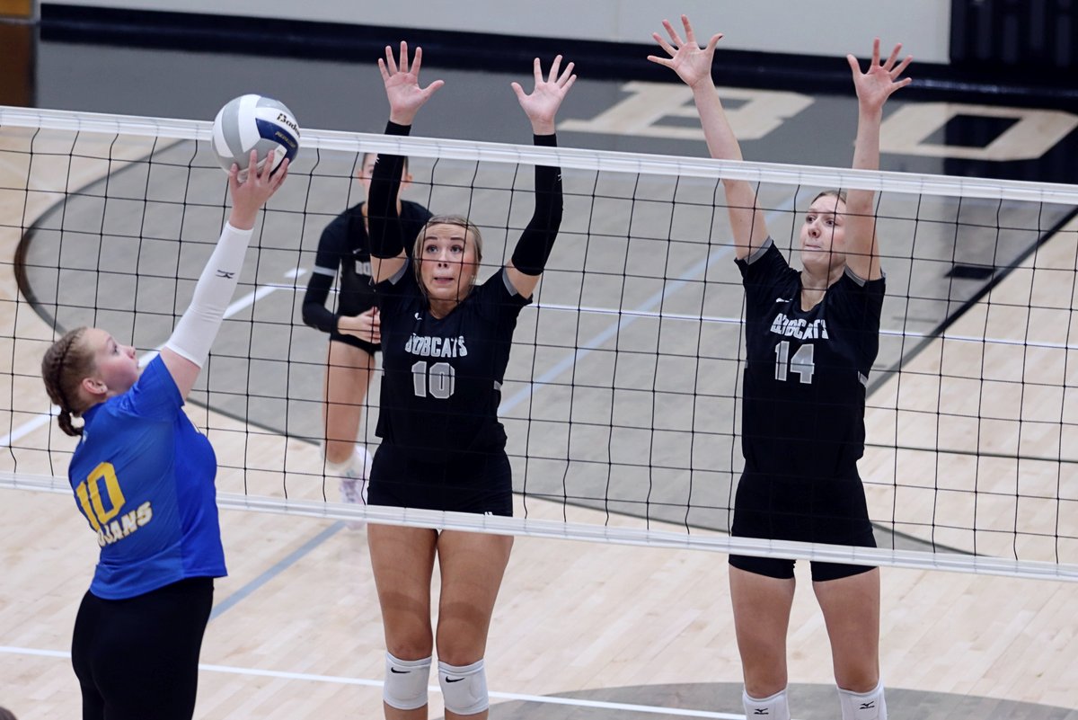 YNT_Christian's tweet photo. EMF punched its ticket to state with a 3-1 win over Tri County on Saturday. Some #'s:
Kaydence Haase 24 kills
Ella Archer 8 kills
Kiley Oldehoeft 5 k/3 blks
Keila Ricenbaw 3 k/2 blks/1 ace
Miley Ricenbaw 3 k/16 dig/1 ace
Lily Jeffries 37 ast/2 k/1 ace
#emfbobcats #nebpreps https://t.co/UMCfCN24Ru