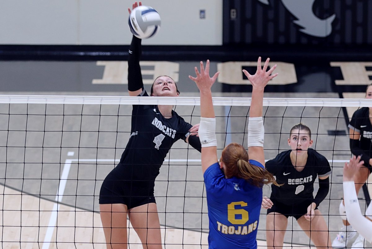 YNT_Christian's tweet photo. EMF punched its ticket to state with a 3-1 win over Tri County on Saturday. Some #'s:
Kaydence Haase 24 kills
Ella Archer 8 kills
Kiley Oldehoeft 5 k/3 blks
Keila Ricenbaw 3 k/2 blks/1 ace
Miley Ricenbaw 3 k/16 dig/1 ace
Lily Jeffries 37 ast/2 k/1 ace
#emfbobcats #nebpreps https://t.co/UMCfCN24Ru