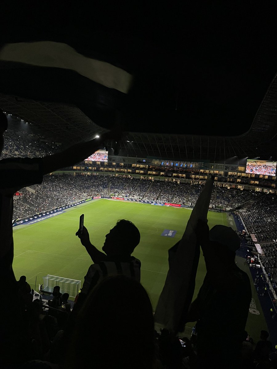 caazzee's tweet image. ni soy rayada, ni le muevo al futbol pero ahí andábamos