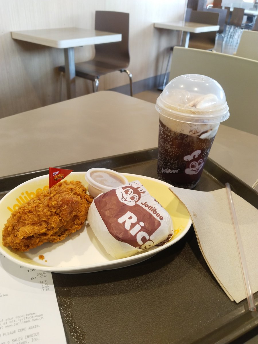 Carl_Zc26's tweet photo. Treating myself @jollibeecamins 🍽️🍗
#zamboangacity
#zc
#jollibee
#lunchout https://t.co/iP521TjI2v