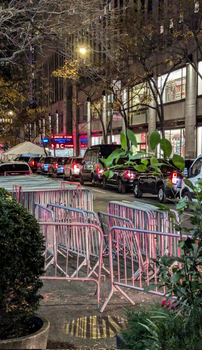 stevenbnyc's tweet photo. @susqhb And I was at 30 Rock at 8pm when her motorcade pulled up. It was very cool. https://t.co/equ2oXz4du