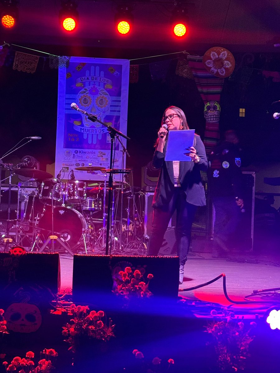 ConsulMexAlb's tweet image. 🌸🌸Gran celebración del Día de Muertos en Santa Fe🌸🌸

📸 Mensaje de bienvenida de Patricia Pinzón, @patriciapinzon, Cónsul de México 🇲🇽 @ConsulMexAlb 

📸  Desfile de velas con Catrinas y Mojigangas

#SantaFeNM #DíaDeLosMuertos 
#DiplomaciaPúblicaMX  
#DiplomaciaCulturalMX