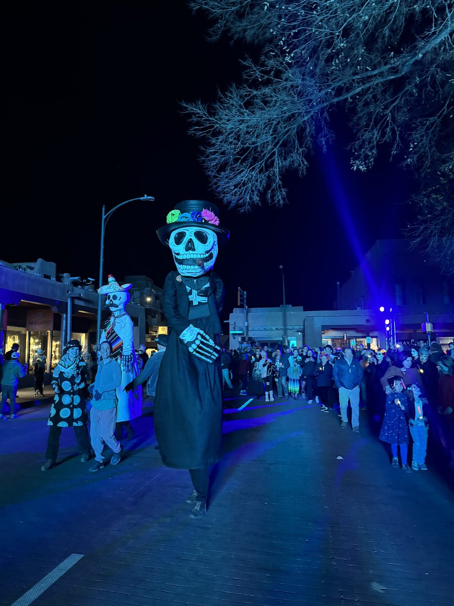 ConsulMexAlb's tweet image. 🌸🌸Gran celebración del Día de Muertos en Santa Fe🌸🌸

📸 Mensaje de bienvenida de Patricia Pinzón, @patriciapinzon, Cónsul de México 🇲🇽 @ConsulMexAlb 

📸  Desfile de velas con Catrinas y Mojigangas

#SantaFeNM #DíaDeLosMuertos 
#DiplomaciaPúblicaMX  
#DiplomaciaCulturalMX
