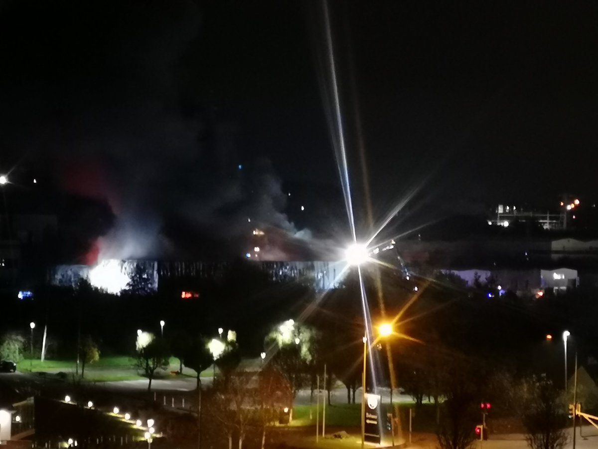 RobertFalvey1's tweet photo. @corkbeo @rtenews @VirginMediaNews massive fire just now in boland ind estate fitzs boreen on commons road Cork https://t.co/MRFrlSh7jI