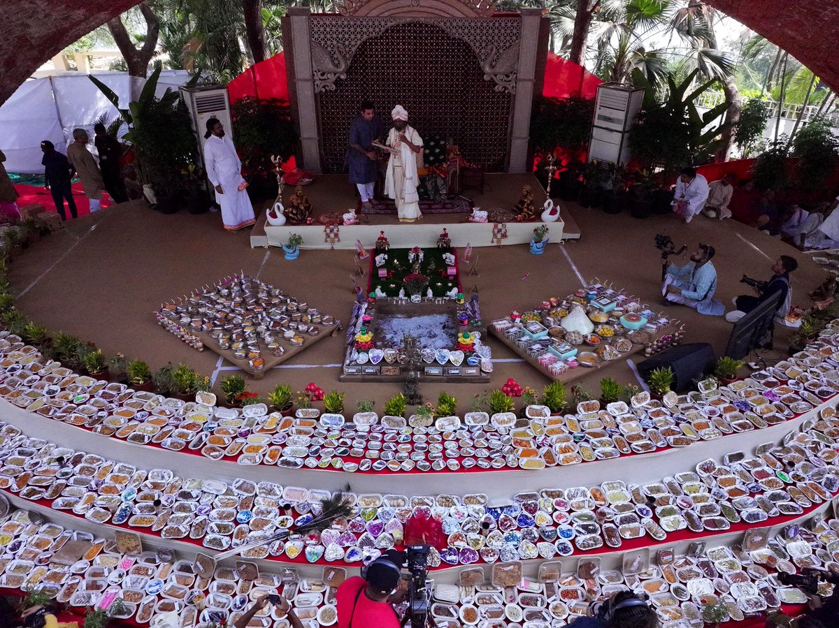 Gurudev's tweet photo. Annakut at @GujaratAshram yesterday, with 2,081 varieties of vegetarian dishes prepared by @ArtofLiving volunteers as part of Diwali celebrations. https://t.co/oJgOOfyd4M