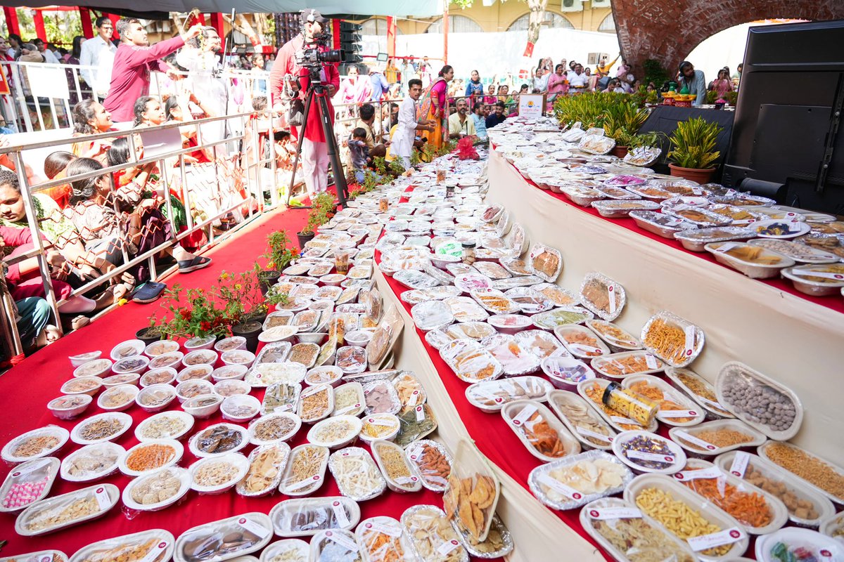 Gurudev's tweet photo. Annakut at @GujaratAshram yesterday, with 2,081 varieties of vegetarian dishes prepared by @ArtofLiving volunteers as part of Diwali celebrations. https://t.co/oJgOOfyd4M