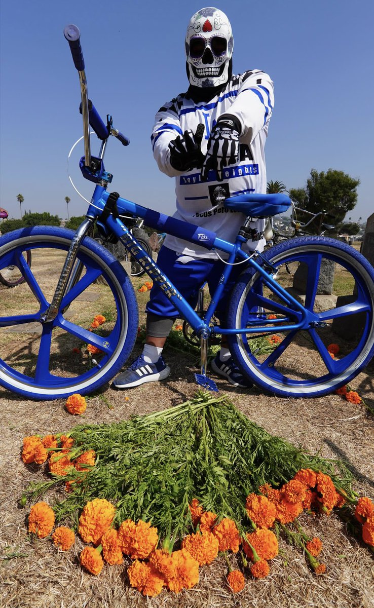 mariachiloco1_'s tweet photo. Gonna Ride With LA CLIKA Till The Wheels Fall Off! Picture Credit To @reel.timemedia 💀🙏🏽💙🔥🪦🚲🍻#DiaDeLosMuertos #DayOfTheDead #LA #BoyleHeights #LAcLikaBH #BikeLife #WeOutside #HastaLAMuerte https://t.co/5YhD55xga0