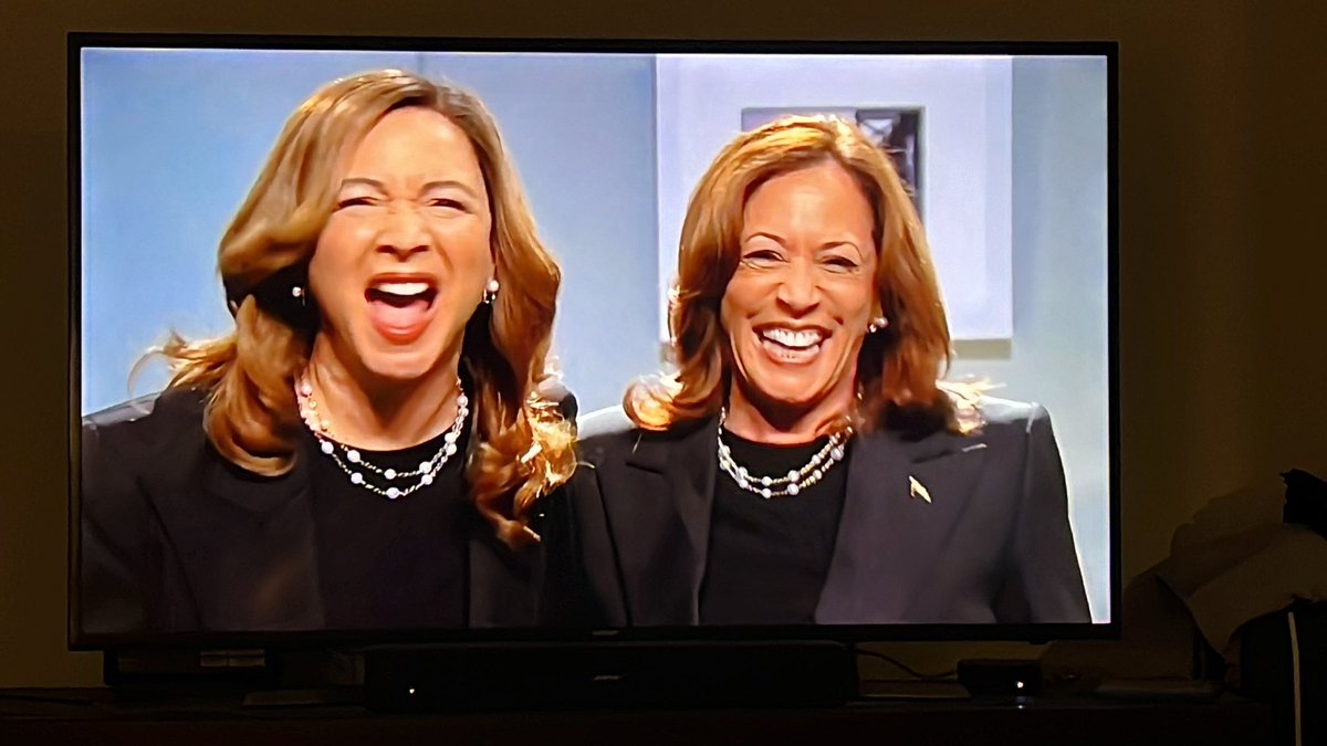 JournOrBust's tweet photo. @BeschlossDC @VP @MayaRudolph #livefromnewyork @nbcsnl 📺🇺🇸 https://t.co/eOoF1ffleu
